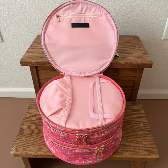 Makeup case with hearts 💜💛💚 - Picture 3 of 5